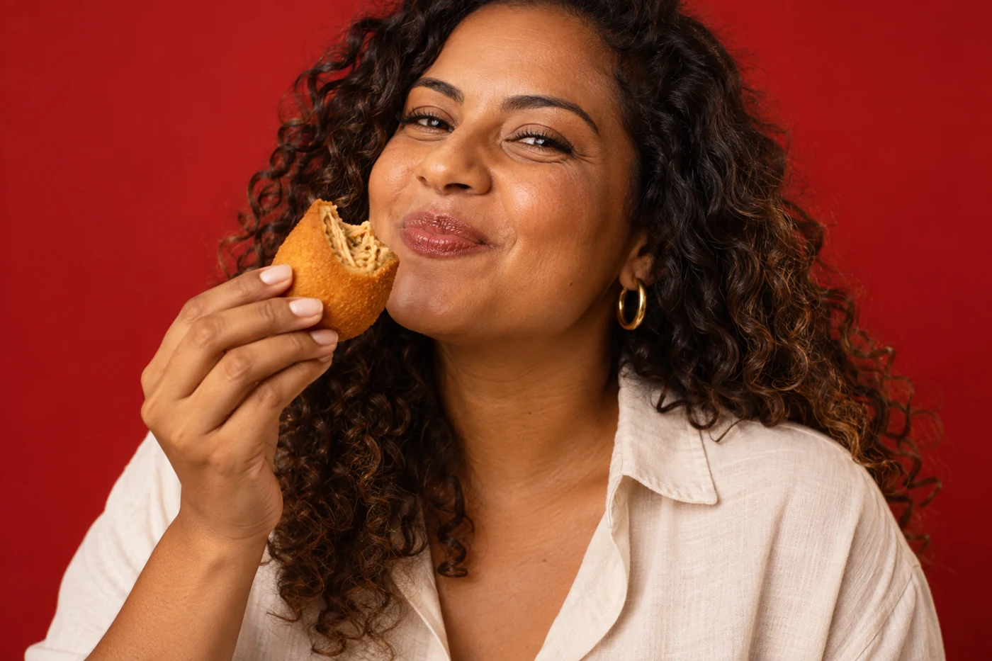 Uma pessoa saboreando uma coxinha